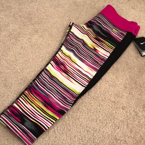 Nike Pants - 1 Hour NWT Nike fushia & black capri workout pants